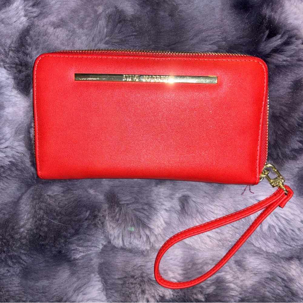 🐠 Steve Madden Red Clutch with Gold Detail and Wristlet